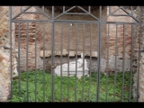 07808 ostia - regio iv - insula i - campo della magna mater - santuario di attis (iv,i,3) - skulptur der liegenden attis mit granatapfel und schaeferstab - 01-2024.jpg